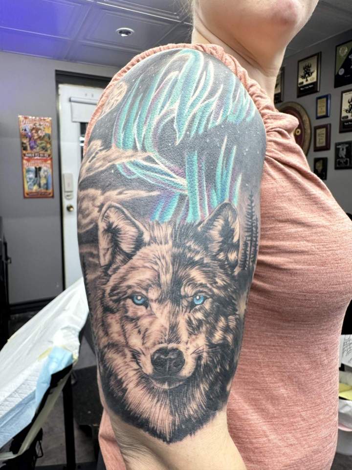 1 loup tatouage réaliste tatouage animaux tatouage tatouage noir et gris siyo tatouage Québec Charlesbourg beauport limoilou st foy.jpg
