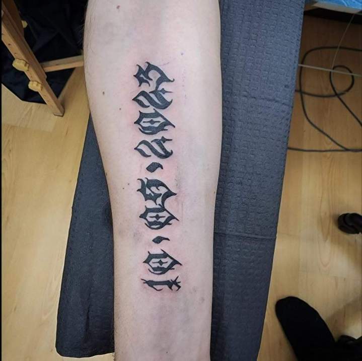 Tatouage date symbolique Québec