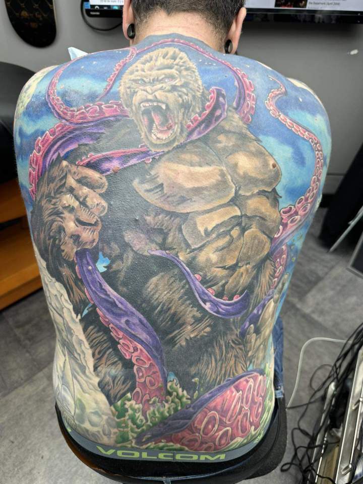 King Kong vs Pieuvre dos entier tatouage réaliste tatouage animaux tatouage tatouage couleurs couleurs siyo tatouage Québec Charlesbourg beauport limoilou st foy.jpg