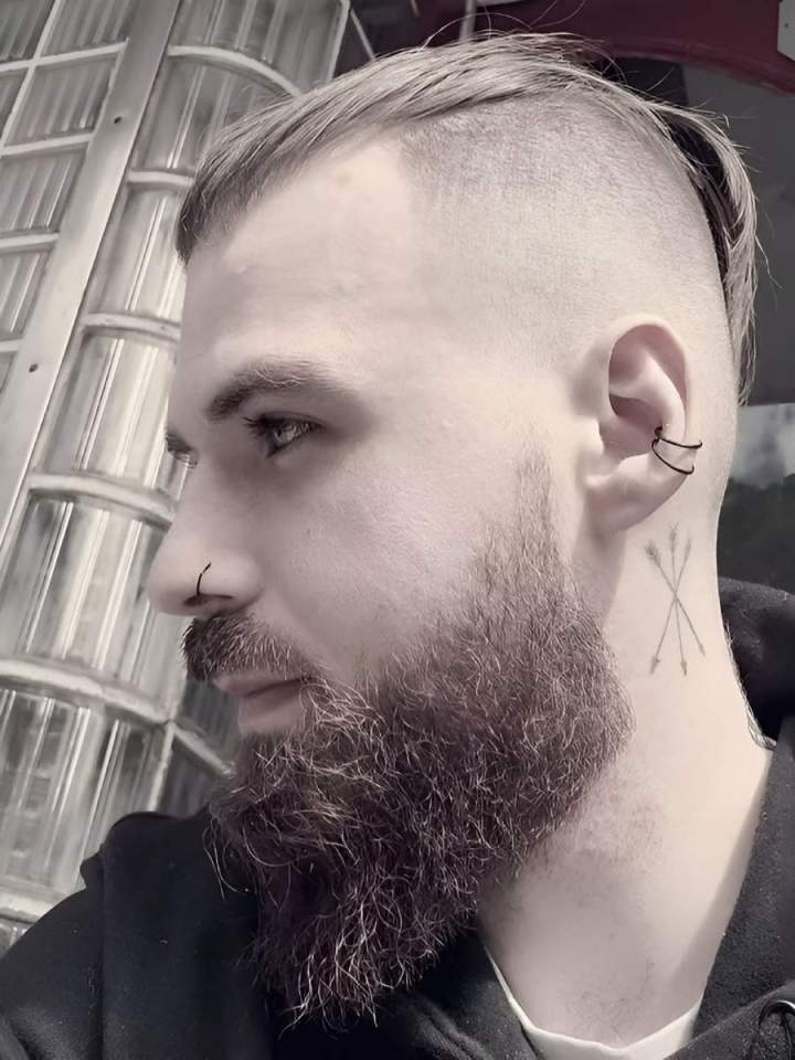 Artiste tatoueur initié en 2021 au monde du tatouage, suite à une passion grandissante du dessin. Affectionnant le style néo-traditionnel en noir et gris ainsi que le Blackwork, la mythologie viking et égyptienne.  Il se fera un plaisir de vous accompagner dans la conception d'une pièce unique.