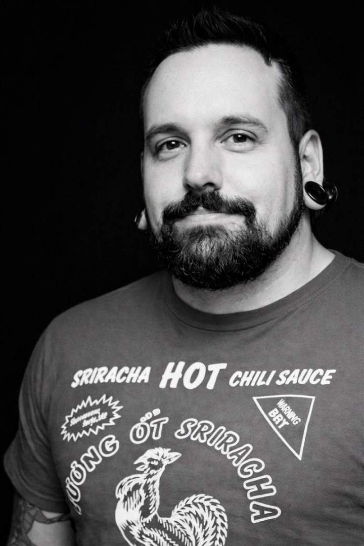 Propriétaire, artiste tatoueur, perceur. Œuvrant dans l'art de l’ornement corporel depuis 1998. Récipiendaire de nombreuses nominations canadienne et américaine. Ce distinguant principalement par sa polyvalence entre les différents styles de tatouage avec une force marqué pour le réalisme que ce soit noir et gris ou en couleurs.