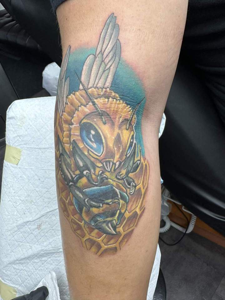 abeille tatouage neo traditionnel tatouage animaux tatouage tatouage couleurs couleurs siyo tatouage Québec Charlesbourg beauport limoilou st foy.jpg