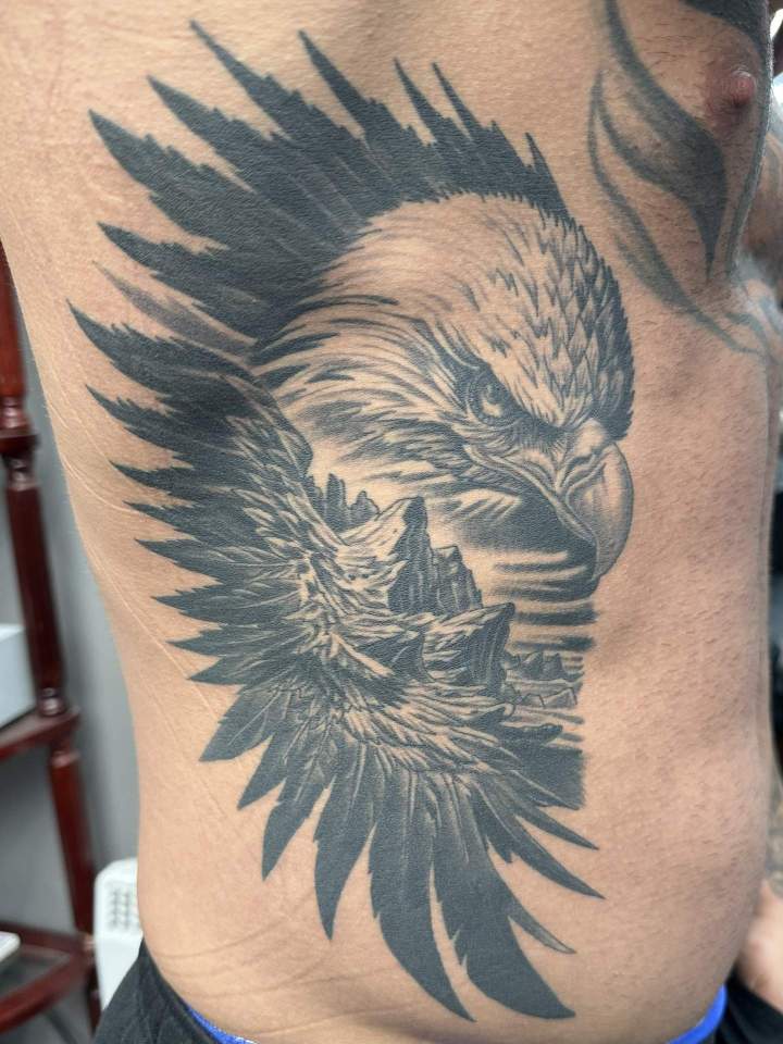 aigle paysage tatouage réaliste tatouage animaux tatouage tatouage noir et gris siyo tatouage Québec Charlesbourg beauport limoilou st foy.jpg