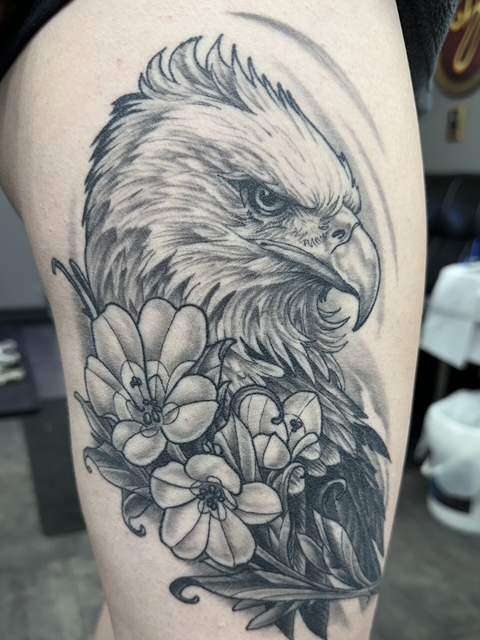 aigle tatouage réaliste tatouage animaux tatouage tatouage noir et gris siyo tatouage Québec Charlesbourg beauport limoilou st foy.jpg