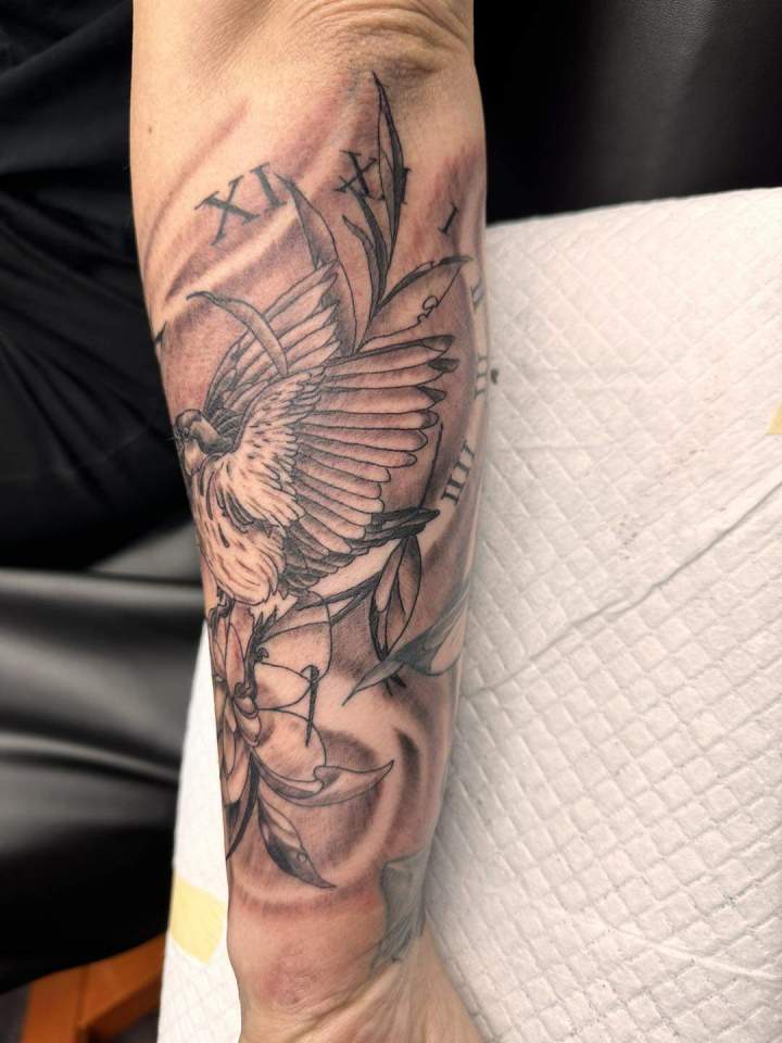 oiseau tatouage réaliste tatouage animaux tatouage tatouage noir et gris siyo tatouage Québec Charlesbourg beauport limoilou st foy.jpg