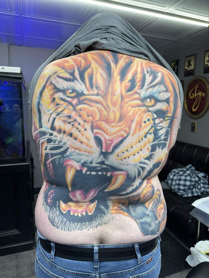 tigre  dos entier tatouage réaliste tatouage animaux tatouage tatouage couleurs couleurs siyo tatouage Québec Charlesbourg beauport limoilou st foy.jpg